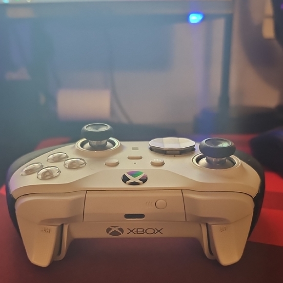 Xbox Wireless Elite Controller Series 2 in White and Black - Picture 3 of 4